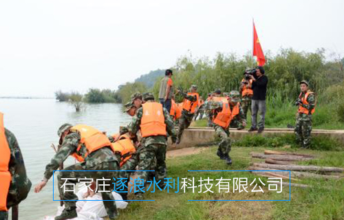 河南黃河沿岸地帶，利用防汛沙袋進行擋水工作