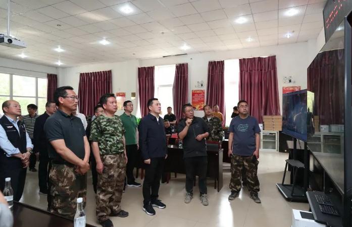 劉洪建在安寧市指揮調(diào)度森林火災(zāi)撲救工作時(shí)強(qiáng)調(diào):科學(xué)高效安全處置火情,全力保障人民群眾生命財(cái)產(chǎn)安全