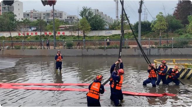 麒麟區遭暴雨突襲|部分道路積水嚴重,消防緊急排澇解憂